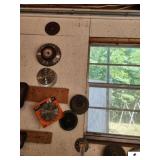 ASSORTMENT OF SAW BLADES - ADJUSTABLE VAVO VARIOUS SIZES - SAW BLADE HOLDER - BLACK & DECKER PIRANHA 7 1/4" CUTTING BLADE (GARAGE SOUTH WALL)