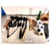 GRILL & BBQ UTENSILS 33 CROME SKEWERS - 4 WOODEN SPOONS - BAMBOO SKEWERS - 6 PLASTIC LADLES - 4 SERVING SPOONS - METAL & PLASTIC TONGS - METAL AND PLASTIC CONDIMENT BOWLS - SPAGHETTI SPOON - GREEN VAS