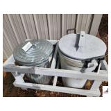 METAL GARBAGE CAN WITH LID AND PLASTIC GARBAGE CAN WITH LID-RACK STAYS(OUTSIDE)