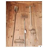IRON POST HOLE DIGGER & TOOLS HAND PICK DIGGER - POINTED PICK DIGGER - VINTAGE GARDEN RAKE - VINTAGE GARDEN FORK RAKE - PLOW SCRATCHER POINT - HAND PICK - (GARAGE) -