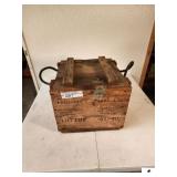 VINTAGE WOOD BOX CRATE HAS HANDLES - (GARAGE ON FLOOR)