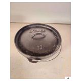 LODGE SEASONED DUTCH CAMP OVEN FOOTED WITH 3 FEET - 10 CO - COMES WITH STORAGE BAG - (GARAGE)