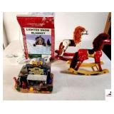 LEMAX CAROLE TOWNE COLLECTION LIGHTED HARVEST VALLEY TRACTOR REPAIR COUNTRY STORE & GARAGE - GAS PUMP IS LOOSE & PIPE MISSING (NO BOX) - LIGHTED SNOW BLANKET - (2) WOODEN ROCKING HORSES WITH MANE AND 