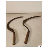 (2) ANTIQUE SICKLE SCYTHE HAND TOOLS TURN GROOVE HANDLES - RUSTY - (GARAGE)