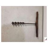 ANTIQUE PRIMITIVE T HANDLE WOOD AUGER HAND DRILL 16" LONG - 1 1/2" DRILL BIT - HANDLE SHOWS USE - SOME PECKS - FEW CHIPS ON THE END - (GARAGE)