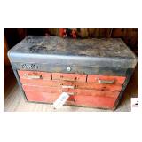 REM LINE TOOL CHEST - (3) SHORT DRAWERS - (3) LONGER DRAWERS - SHOWS SOME WEAR - FEW RACHETS INSIDE - (2) PCS OF A WHEEL PULLER - SCREWS - (NE BLDG 5)