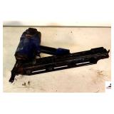 CAMPBELL HAUSFELD FRAMING AIR NAILER MODEL NS219500 - CRATE OF NAILS (BLDG 5)