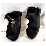 PAIR OF PISTOL GRIPS SMITH & WESSON N-FRAME 2 HARD RUBBER GRIP - HOGUE MONOGRIP K-RD GRIP-