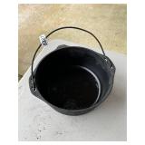 Lodge cast iron pot with handle