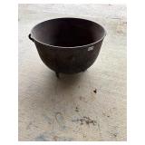 Footed cast iron cauldron pot