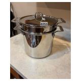 Stainless double broiler pot with strainer