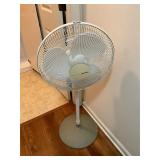 Holmes white pedestal fan