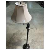 Swivel head floor lamp