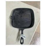 Cast iron bacon skillet