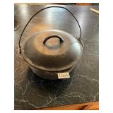 Cast iron dutch Oven with lid 8