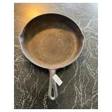 Cast iron skillet with heat ring no 8
