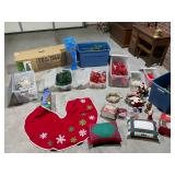 Christmas trees, Santaï¿½s, decor - totes all