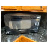 GE black microwave oven