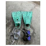Small dive fins and 2 masks