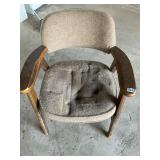 Wood/fabric sitting chair