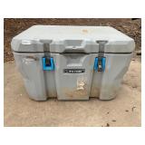 Lifetime cooler - needs new latches - chest good