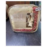 New readerï¿½s wrap - white/red