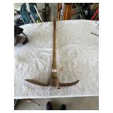 Pick axe working tool
