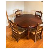 Beautiful kitchen table and four chairs. 2 leaves