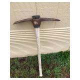 Pick axe working tool