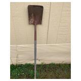 Razorback Square shovel tool