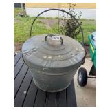 Steel bucket with lid