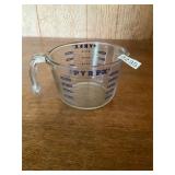 Vintage glass Pyrex 4 cup measuring cup