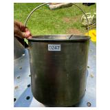 Stainless pot with handle