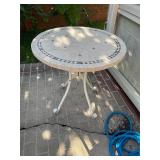 Round patio table