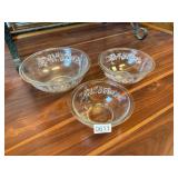 Set of 3 ï¿½Colonial mistï¿½ white daisy Pyrex bowls
