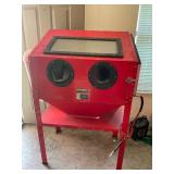 Central Pneumatic 40 lb sand blasting cabinet
