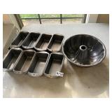 8 bread and Bundt pans