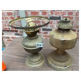 2 kerosene lamps