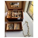 Jewely box and jewelry