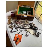 Jewelry box and jewelry