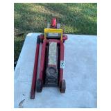 Red 2 ton hydraulic jack