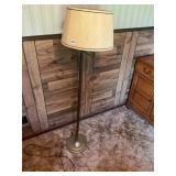 Swivel head floor lamp