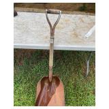 Metal scoop shovel