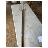 4 tine pitchfork working tool