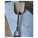 Large scoop shovel working tool