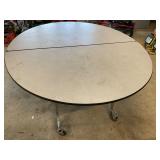 Round rolling table