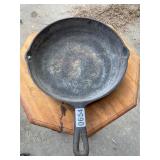 Cast iron skillet with heat ring