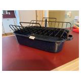 Large roasting pan with wire rack