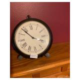 Battery mantle clock