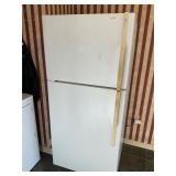 GE white refrigerator ï¿½ cold